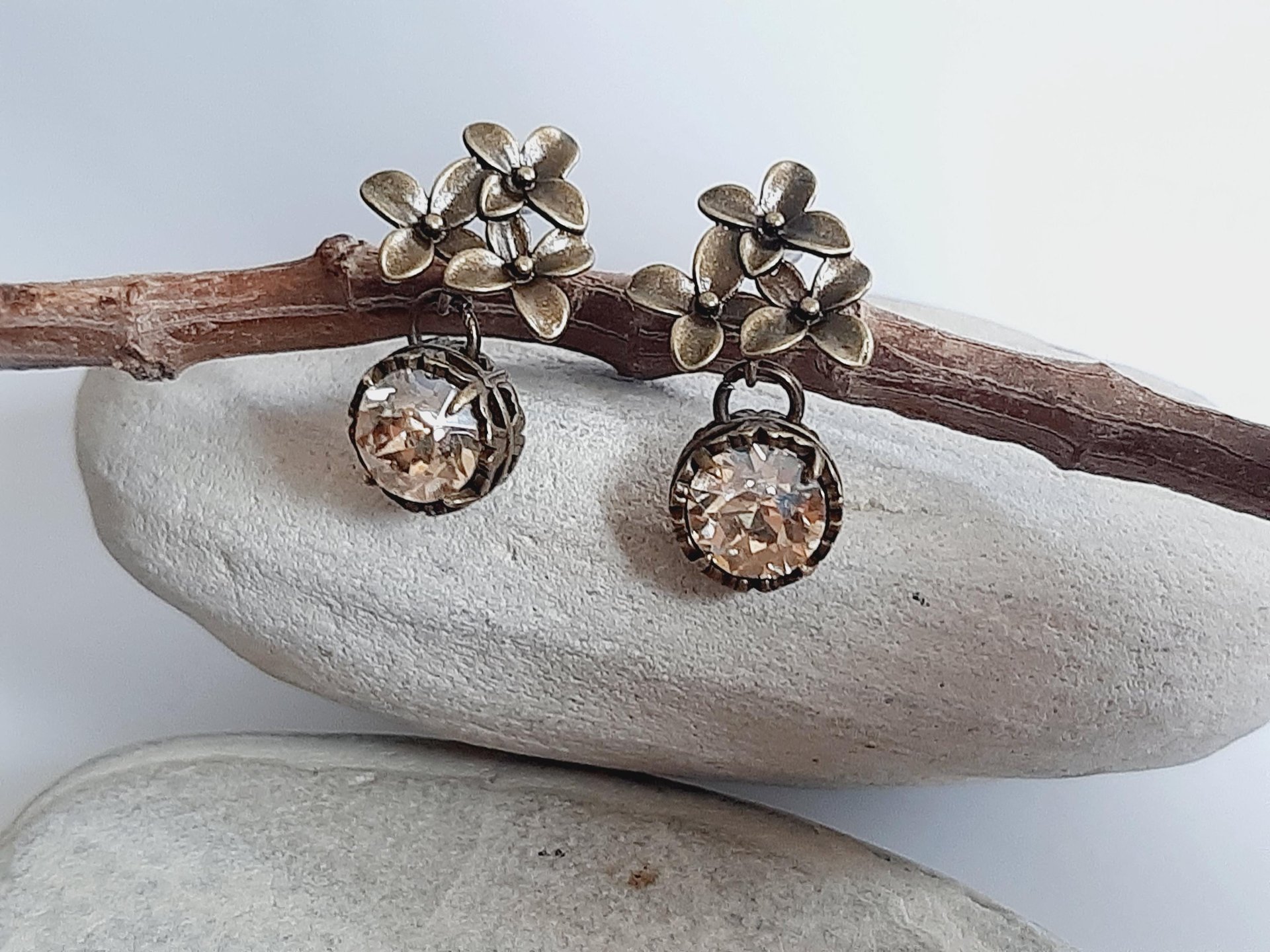 Vintage Floral Crystal Earrings – Antique Bronze Drop Earrings with Austrian Crystals, Romantic Nature-Inspired Jewelry for Women, Mum Gift