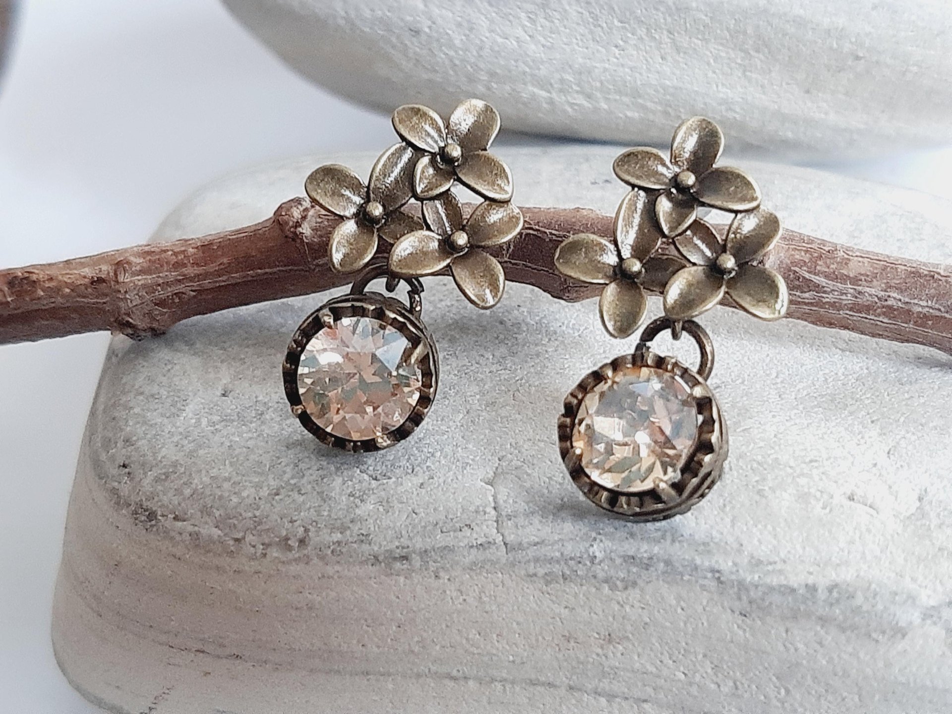 Vintage Floral Crystal Earrings – Antique Bronze Drop Earrings with Austrian Crystals, Romantic Nature-Inspired Jewelry for Women, Mum Gift