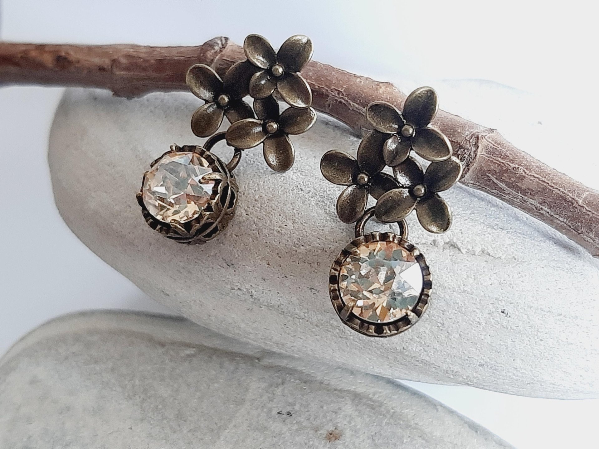 Vintage Floral Crystal Earrings – Antique Bronze Drop Earrings with Austrian Crystals, Romantic Nature-Inspired Jewelry for Women, Mum Gift